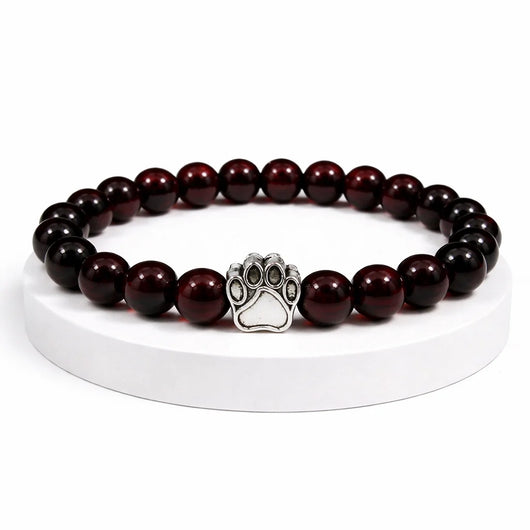 Bracelet Grenat Pattes de Secours — perles grenat sombre, breloque patte